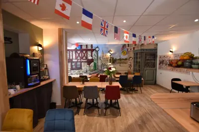 Restaurant ou autre lieu de restauration dans l'établissement Hôtel Le Bayeux