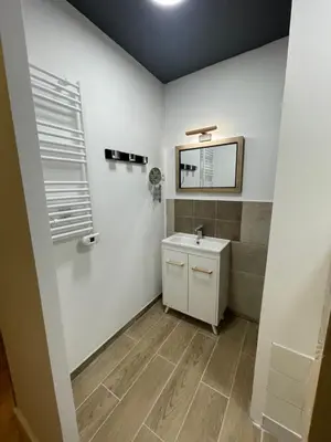 Salle de bains dans l'établissement Hôtel Le Bayeux