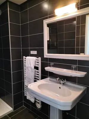 Salle de bains dans l'établissement Logis HOTEL RESTAURANT La Régence