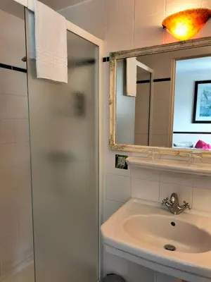 Salle de bains dans l'établissement Logis HOTEL RESTAURANT La Régence