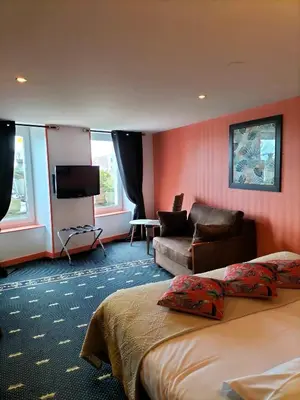 Télévision ou salle de divertissement dans l'établissement Logis HOTEL RESTAURANT La Régence