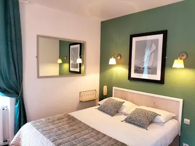 Un ou plusieurs lits dans un hébergement de l'établissement Logis HOTEL RESTAURANT La Régence