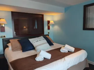 Un ou plusieurs lits dans un hébergement de l'établissement Logis HOTEL RESTAURANT La Régence