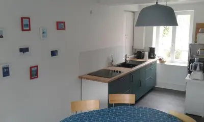 Cuisine ou kitchenette dans l'établissement Gîte à 50m de la mer par chemin piétonnier !