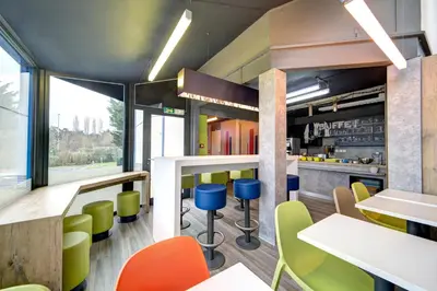 Coin salon dans l'établissement ibis Budget Caen Memorial