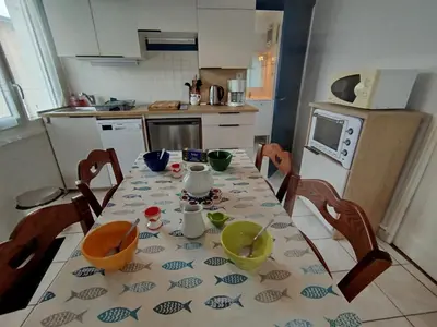 Cuisine ou kitchenette dans l'établissement gite notre désir 100 m de la mer
