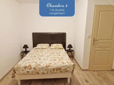 Un ou plusieurs lits dans un hébergement de l'établissement Sherman & Willy Jeep - 2 Maisons de vacances, 4min à pied de la plage - Parking privé - Wifi gratuit - Terrasse - Calme