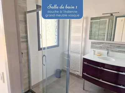 Salle de bains dans l'établissement Sherman & Willy Jeep - 2 Maisons de vacances, 4min à pied de la plage - Parking privé - Wifi gratuit - Terrasse - Calme