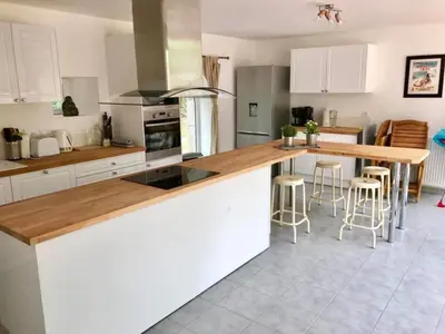 Cuisine ou kitchenette dans l'établissement Sleeps14- 5Acres- PetFriendly- NearToNormandyCoast