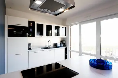 Cuisine ou kitchenette dans l'établissement LUXE & VUE MER à Ouistreham Riva Bella, LUXURY & SEA VIEW