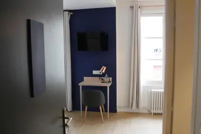Télévision ou salle de divertissement dans l'établissement Hôtel La Fontaine Caen Centre