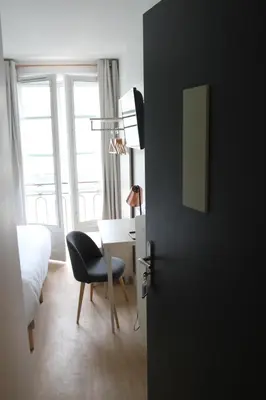 Télévision ou salle de divertissement dans l'établissement Hôtel La Fontaine Caen Centre