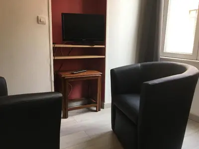 Télévision ou salle de divertissement dans l'établissement Charmant Studio en plein centre ville