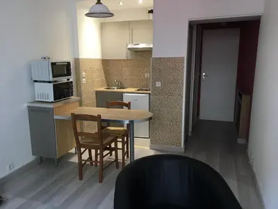 Cuisine ou kitchenette dans l'établissement Charmant Studio en plein centre ville