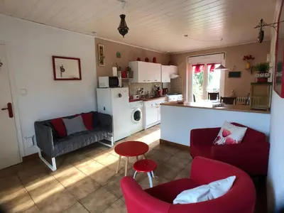Cuisine ou kitchenette dans l'établissement Proche Mont St-Michel, deux maisons authentiques au cœur de la nature, domaine de l'Angevinière