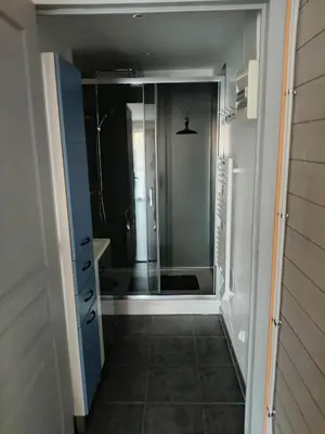 Salle de bains dans l'établissement La Roseraie