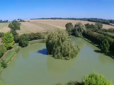 Paysage naturel près de la tente de luxe