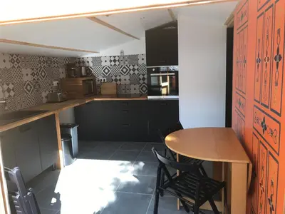 Cuisine ou kitchenette dans l'établissement yourte Coeur de Combray