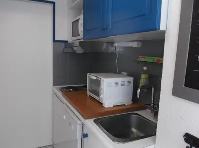 Cuisine ou kitchenette dans l'établissement résidence de la plage