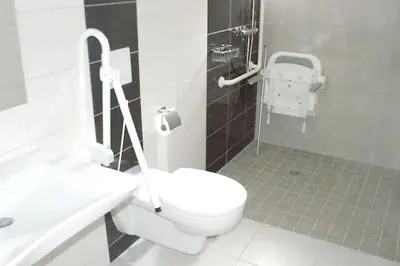 Salle de bains dans l'établissement Appartement moderne à La Ferrière-aux-Étangs de 55 m² avec jacuzzi