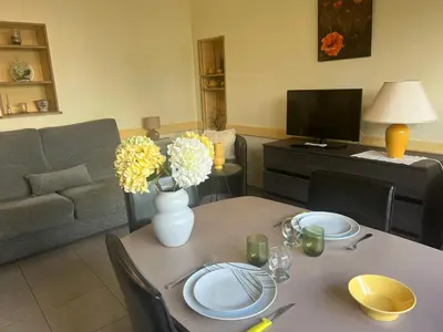 Télévision ou salle de divertissement dans l'établissement Appartement moderne à La Ferrière-aux-Étangs de 55 m² avec jacuzzi
