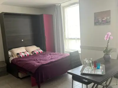 Un ou plusieurs lits dans un hébergement de l'établissement Studio confortable à La Ferrière-aux-Étangs - 25 m² avec sauna