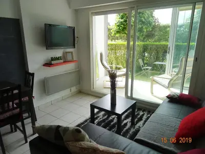 Télévision ou salle de divertissement dans l'établissement Charmant 2 pièces à 500 m des plages et du centre