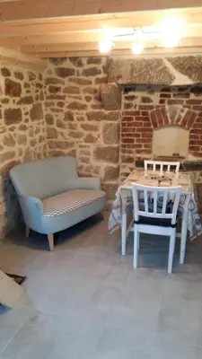 Coin salon dans l'établissement La Boulangerie de Gitesocotentin, charmant cocon pour déconnecter