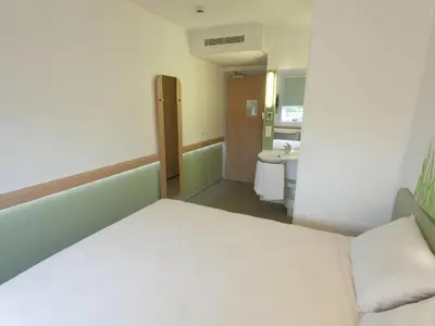 Un ou plusieurs lits dans un hébergement de l'établissement ibis budget Cherbourg - La Glacerie