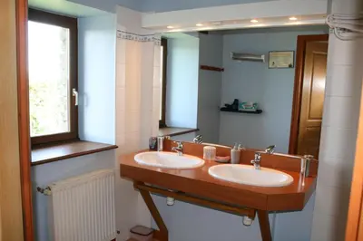 Salle de bains dans l'établissement Le Petit Manoir - Jean Gédouin