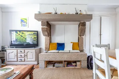Télévision ou salle de divertissement dans l'établissement Cute Normandy Chaleureuse Maison au Cap Levi
