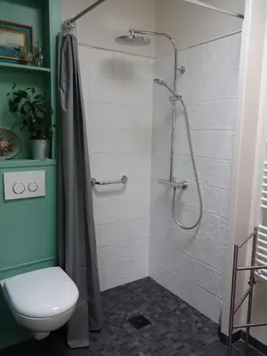 Salle de bains dans l'établissement Chambre d'hôtes sur jardin acces PMR