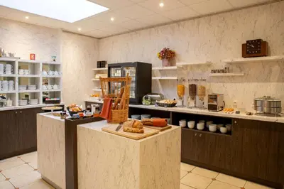 Cuisine ou kitchenette dans l'établissement Best Western Royal Hotel Caen