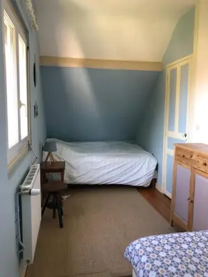 Un ou plusieurs lits dans un hébergement de l'établissement Charmante maison à 30m de la plage, wifi, vélo