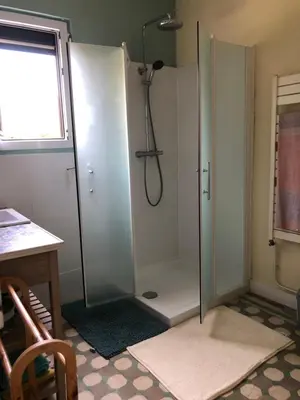 Salle de bains dans l'établissement Charmante maison à 30m de la plage, wifi, vélo