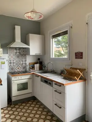 Cuisine ou kitchenette dans l'établissement Charmante maison à 30m de la plage, wifi, vélo