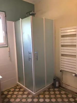 Salle de bains dans l'établissement Charmante maison à 30m de la plage, wifi, vélo