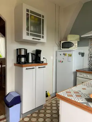 Cuisine ou kitchenette dans l'établissement Charmante maison à 30m de la plage, wifi, vélo