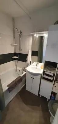 Salle de bains dans l'établissement Résidence Front de mer Cabourg - Accès direct plage