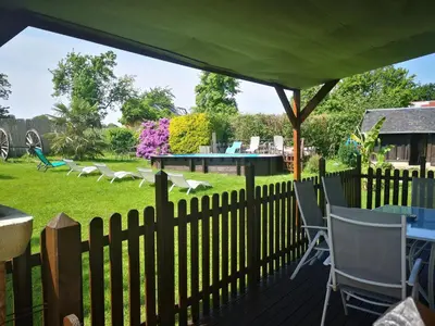 Jardin de l'établissement Maison charmante à Notre-Dame-du-Touchet avec piscine partagée