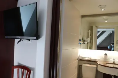 Télévision ou salle de divertissement dans l'établissement La Mere Champlain