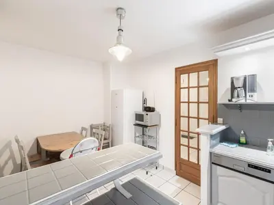 Cuisine ou kitchenette dans l'établissement Tranquil Garden Retreat by the Sea