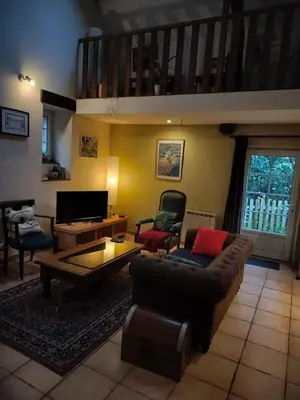 Coin salon dans l'établissement Le p'tit hameau de Sey