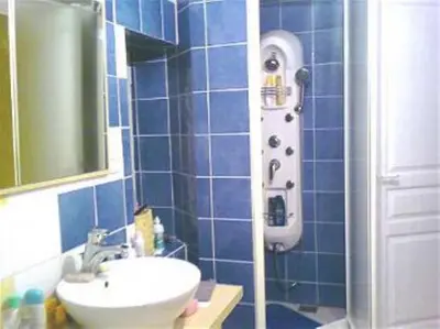 Salle de bains dans l'établissement Le p'tit hameau de Sey
