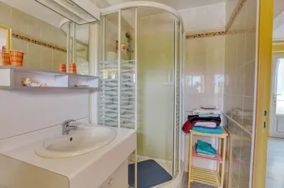 Salle de bains dans l'établissement Maison spacieuse avec jardin près de Le Bouffay