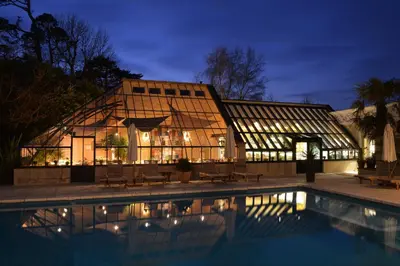 Piscine de l'établissement Chateau La Cheneviere ou située à proximité