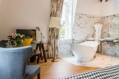 Salle de bains dans l'établissement Chateau La Cheneviere