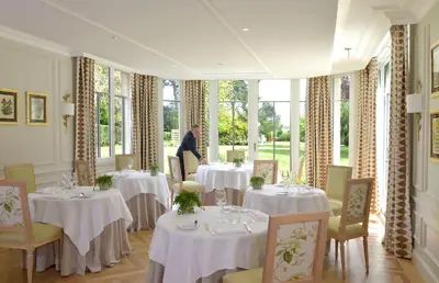 Restaurant ou autre lieu de restauration dans l'établissement Chateau La Cheneviere