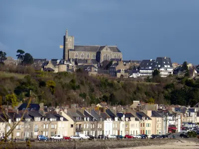 Vue générale sur Pontorson ou vue de la ville depuis l'hôtel