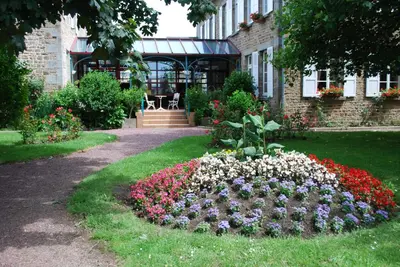 Jardin de l'établissement Logis Hotel Restaurant Auberge De La Sélune